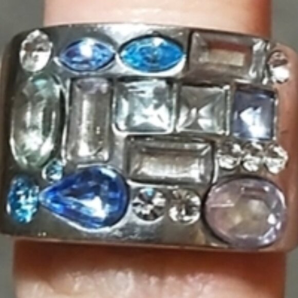 GUESS SHADES OF BLUE AND WHITE RHINESTONE CRYSTAL SILVER-TONE SIZE 7.2 RING - Picture 2 of 9